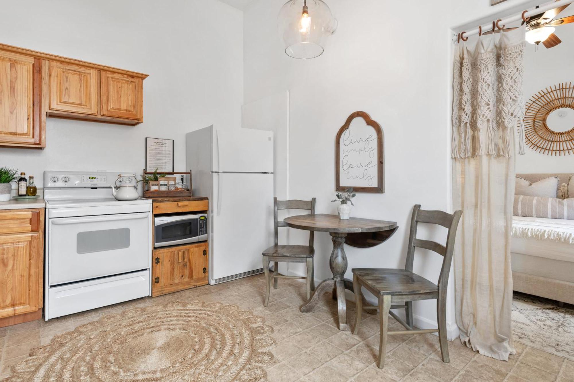 Le Petit Guesthouse -King Bed Walk To Whitworth Nine Mile Falls Экстерьер фото