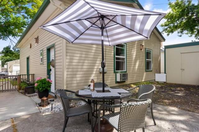 Le Petit Guesthouse -King Bed Walk To Whitworth Nine Mile Falls Экстерьер фото